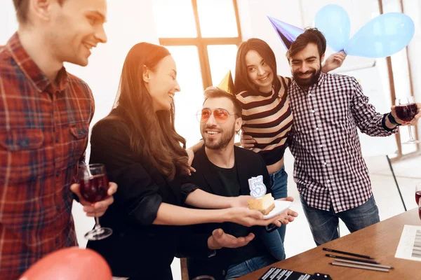 Group Office Employees Celebrate Fifth Anniversary Company Dressed Holiday Caps — стоковое фото