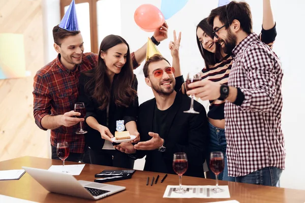 Grupo Funcionários Escritório Comemora Quinto Aniversário Sua Empresa Eles Estão — Fotografia de Stock