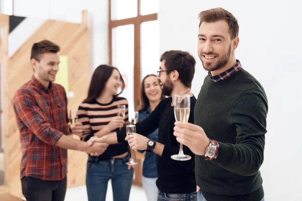 Grupo Jóvenes Trabajadores Oficina Celebrando Llevan Gafas Con Alcohol Las Imágenes De Stock Sin Royalties Gratis