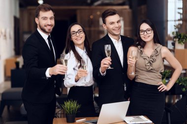 Şirket çalışanları bir iş toplantısından sonra alkollü içecekler içerler. Başarılı bir projeyi kutluyorlar.