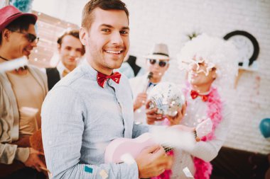 Eşcinseller partide koltukta birlikte poz verirler..