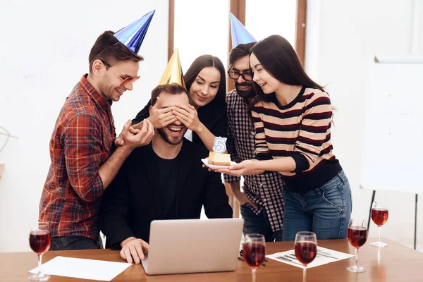 Equipe Escritório Surpreende Seu Gerente Eles Celebram Aniversário Empresa Eles — Fotografia de Stock