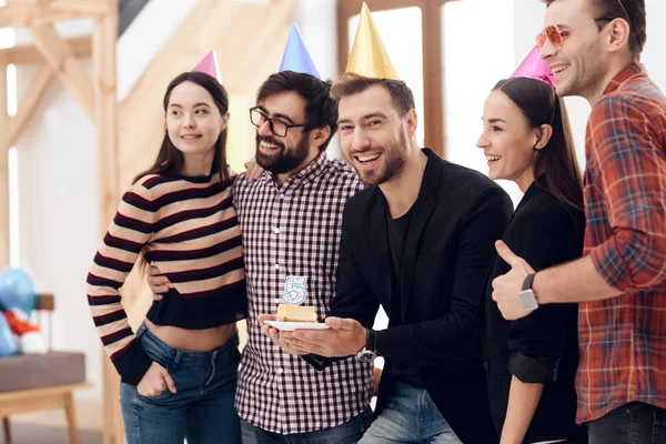 Empregados Jovens Companhia Celebram Umas Férias Corporativas Eles Colocam Bonés — Fotografia de Stock