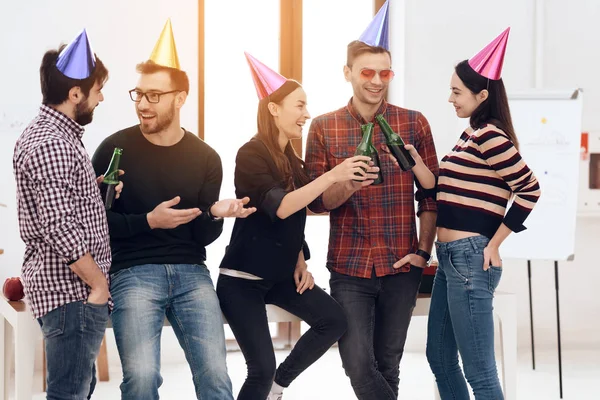 Şirketin Genç Çalışanları Şirket Tatilini Kutluyor Tatil Şapkaları Takıp Eğleniyorlar — Stok fotoğraf