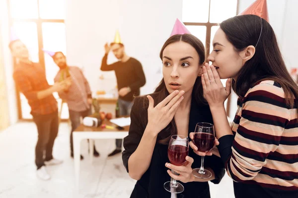 Dos Chicas Con Gorras Festivas Están Hablando Oficina Sus Colegas — Foto de Stock