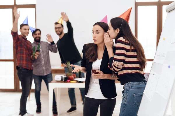 Dos Chicas Con Gorras Festivas Están Hablando Oficina Sus Colegas — Foto de Stock