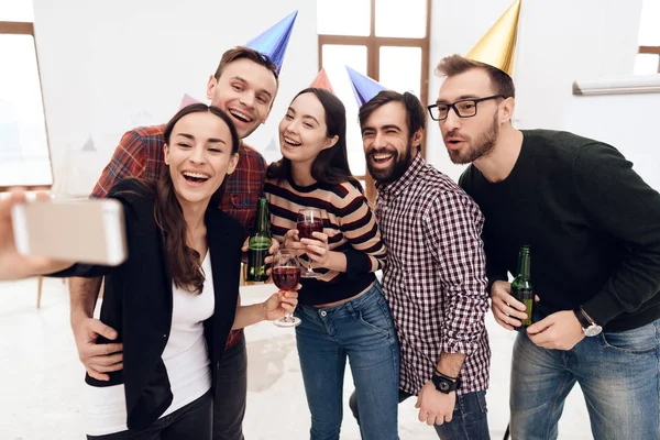 Giovani Cuffia Fanno Selfie Sono Ufficio Dove Celebrano Una Festa — Foto Stock