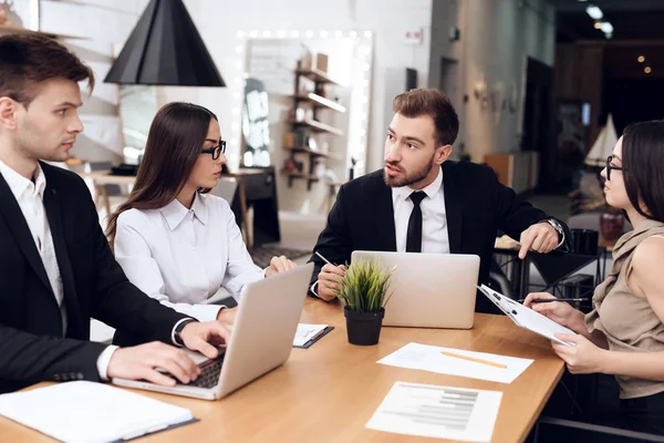 Employees Company Hold Meeting Table Dressed Business Suits Talk Business — Stock Photo, Image