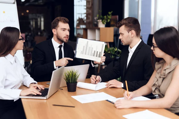 Funcionários Empresa Realizam Uma Reunião Mesa Eles Estão Vestidos Ternos — Fotografia de Stock