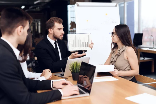 Los Empleados Empresa Celebran Una Reunión Mesa Están Vestidos Con — Foto de Stock