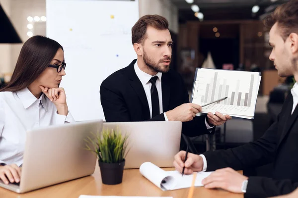 Employees Company Hold Meeting Table Dressed Business Suits Talk Business — 图库照片