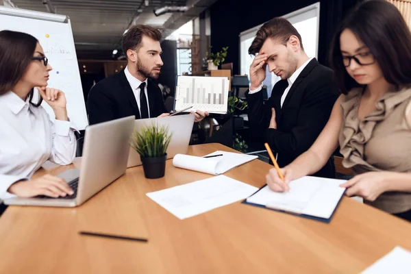 Funcionários Empresa Realizam Uma Reunião Mesa Eles Estão Vestidos Ternos — Fotografia de Stock