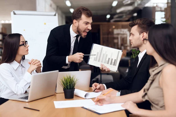 Jefe Compañía Grita Los Empleados Durante Reunión Están Vestidos Con — Foto de Stock