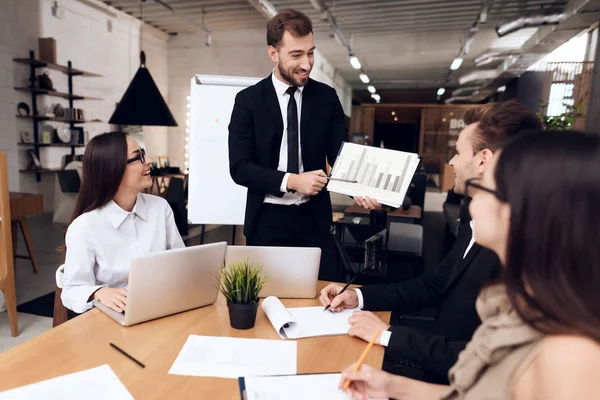 Jefe Empresa Habla Con Otros Empleados Durante Reunión Están Vestidos — Foto de Stock
