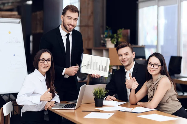 Jefe Empresa Habla Con Otros Empleados Durante Reunión Están Vestidos — Foto de Stock