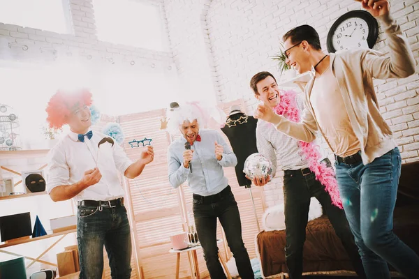 Gay caras cantando karaoke canções no festa. — Fotografia de Stock