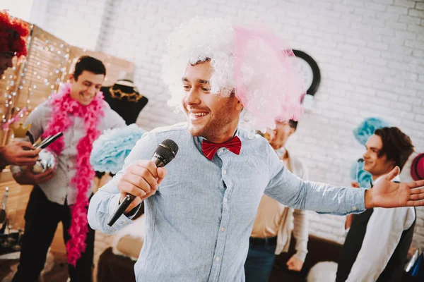 화려 한 옷을 입고 파티에서 노래방 노래를 부르는 남자들. — 스톡 사진