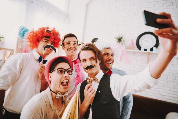 Γκέι τύποι που βγάζουν selfie στο τηλέφωνο στο πάρτι. — Φωτογραφία Αρχείου