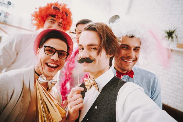 Γκέι τύποι που βγάζουν selfie στο τηλέφωνο στο πάρτι. — Φωτογραφία Αρχείου