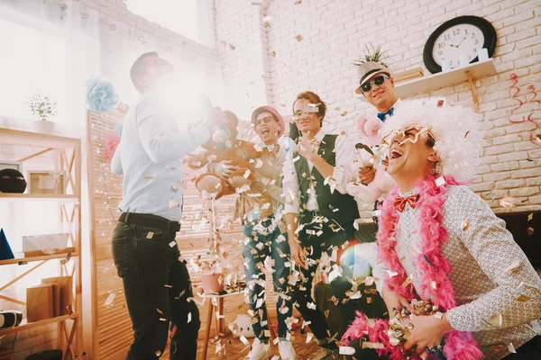 Человек в шляпе и очках веселится на гей-вечеринке. — стоковое фото