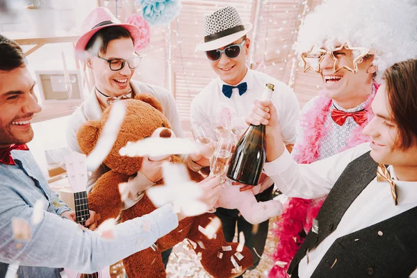 Hombre con guitarra tocando en fiestas gay y cantando — Foto de Stock