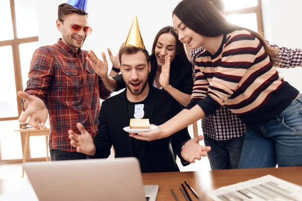 Office Staff Surprises Manager Celebrate Anniversary Company Dressed Holiday Caps Stockbild