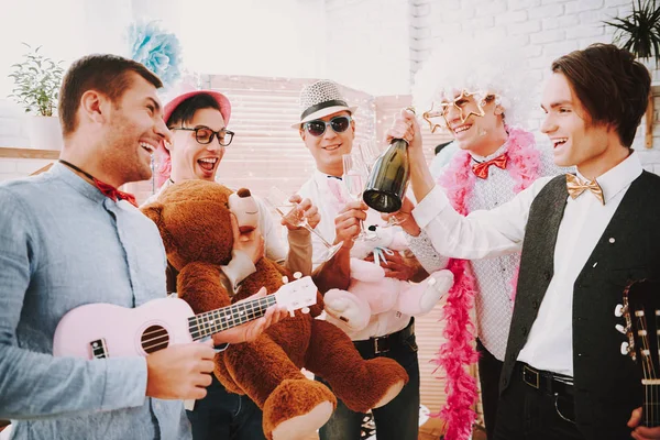 Hombre con guitarra tocando en fiestas gay y cantando Fotos De Stock Sin Royalties Gratis