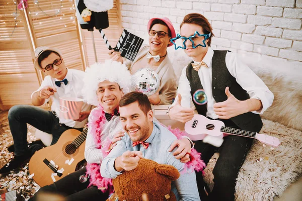 Gay chicos posando juntos en sofá en fiesta. — Foto de Stock