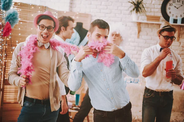 Gay ragazzi danza per musica a festa a casa. — Foto Stock