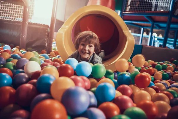 遊び場でボールで遊んでいる幸せな男の子 — ストック写真