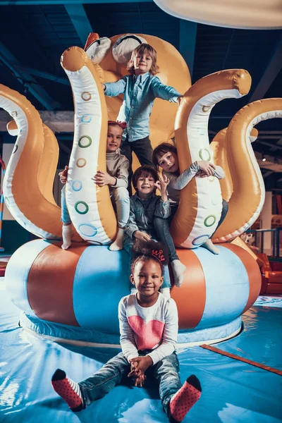 Niños divirtiéndose juntos en el parque de atracciones. —  Fotos de Stock
