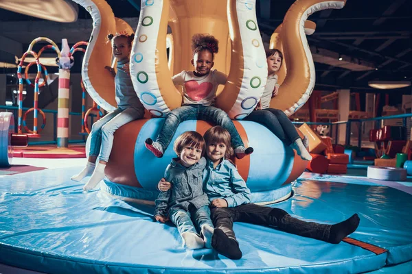 Niños divirtiéndose juntos en el parque de atracciones. —  Fotos de Stock