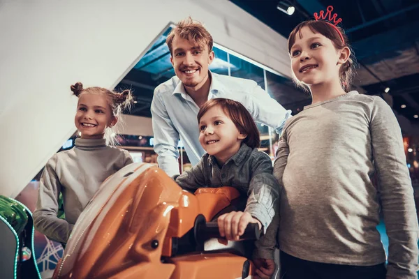 Boy conduce jugar bicicleta mientras papá está de pie cerca. — Foto de Stock