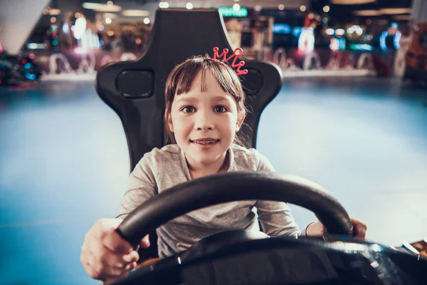 Uma menina joga corridas virtuais enquanto dirige um carro. — Fotografia de Stock