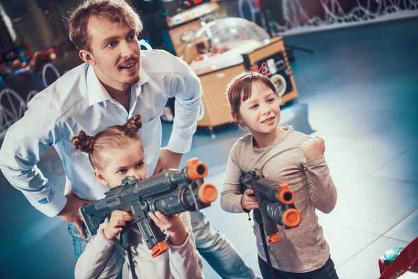 Dos Chicas Están Centro Entretenimiento Con Ametralladoras Sus Manos Papá —  Fotos de Stock