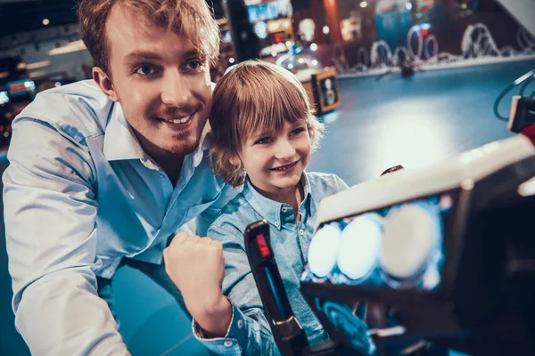 Padre está al lado de su hijo jugando videojuegos. —  Fotos de Stock