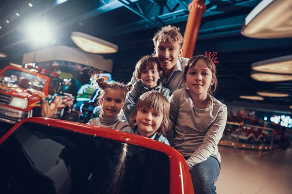 Babasıyla Neşeli Çocuklar Eğlence Merkezinin Arabasında Oturuyorlar Çocuklu Babam Eğlence — Stok fotoğraf