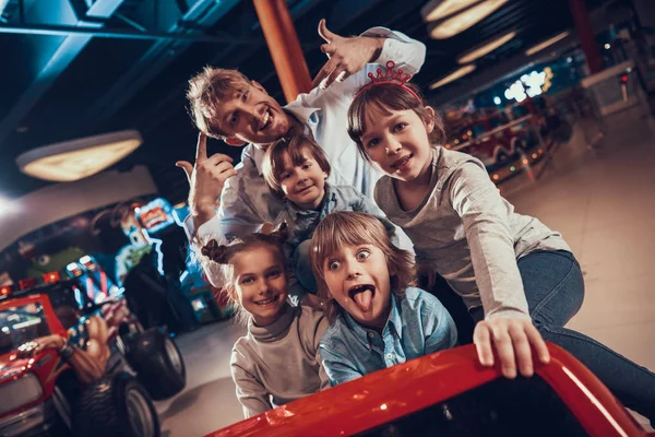 Crianças Brincando Com Seus Amigos Parque Diversões — Fotografia de Stock
