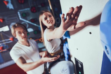 Kız duvardaki çıkıntıya ulaşamıyor.. 