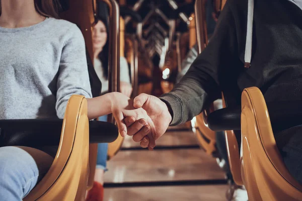 Пара тримає руки перед поїздкою на каток — стокове фото
