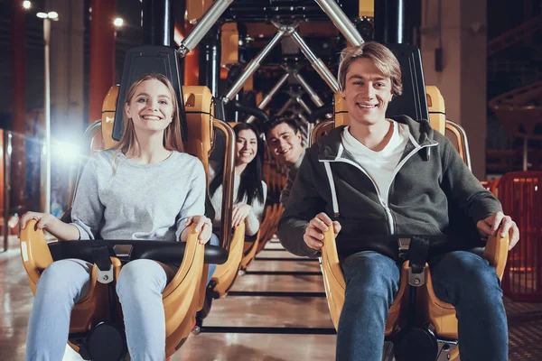 Parejas alegres sonriendo a la cámara. — Foto de Stock