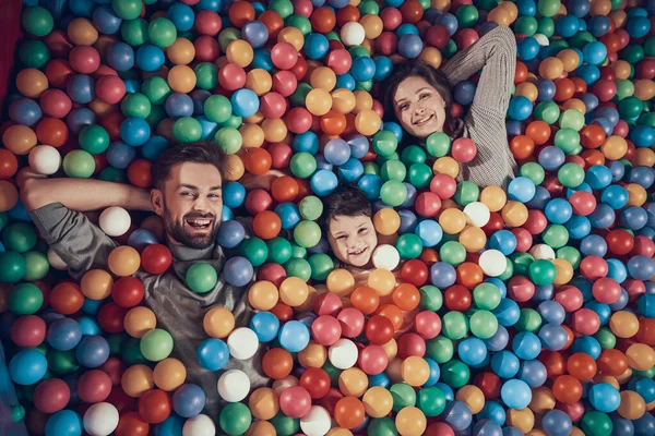 Familia alegre se encuentra en globos y sonrisas. — Foto de Stock