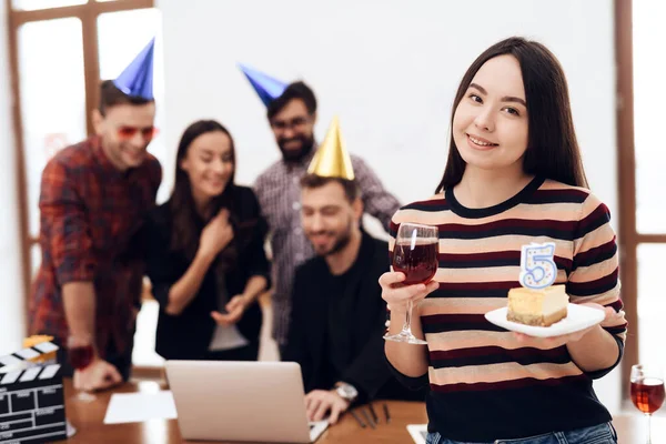 Young brunette girl with wine and cake. — Stock Photo, Image