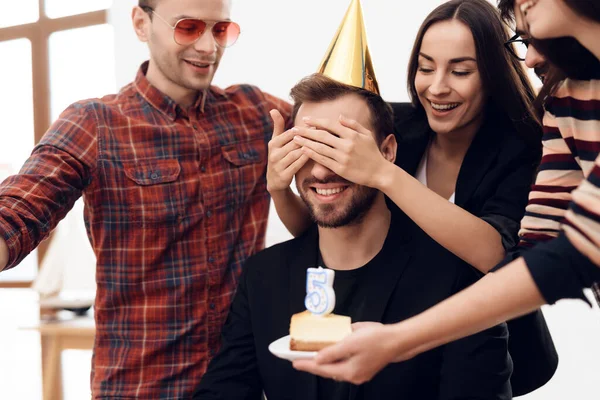 As pessoas fecharam os olhos a um amigo com as mãos. — Fotografia de Stock