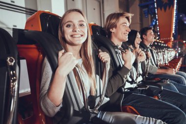 Neşeli insanlar birlikte ata binerler..