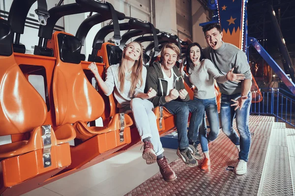 Los amigos se ríen antes de comenzar el viaje. — Foto de Stock