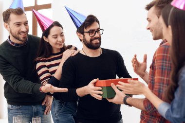 Doğum gününde parti şapkası takan insanlar.. 