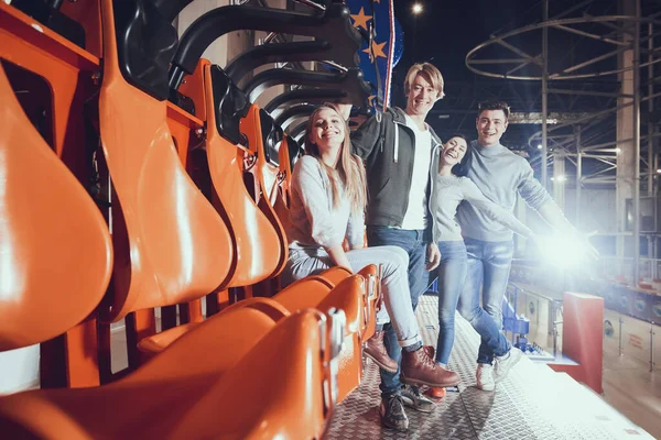 Young people came to have fun at amusement park. — Stock Photo, Image