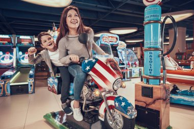 Oyuncak motosikletli mutlu anne ve oğul