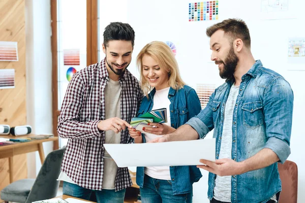 Ein Mann zeigt Kollegen etwas. — Stockfoto